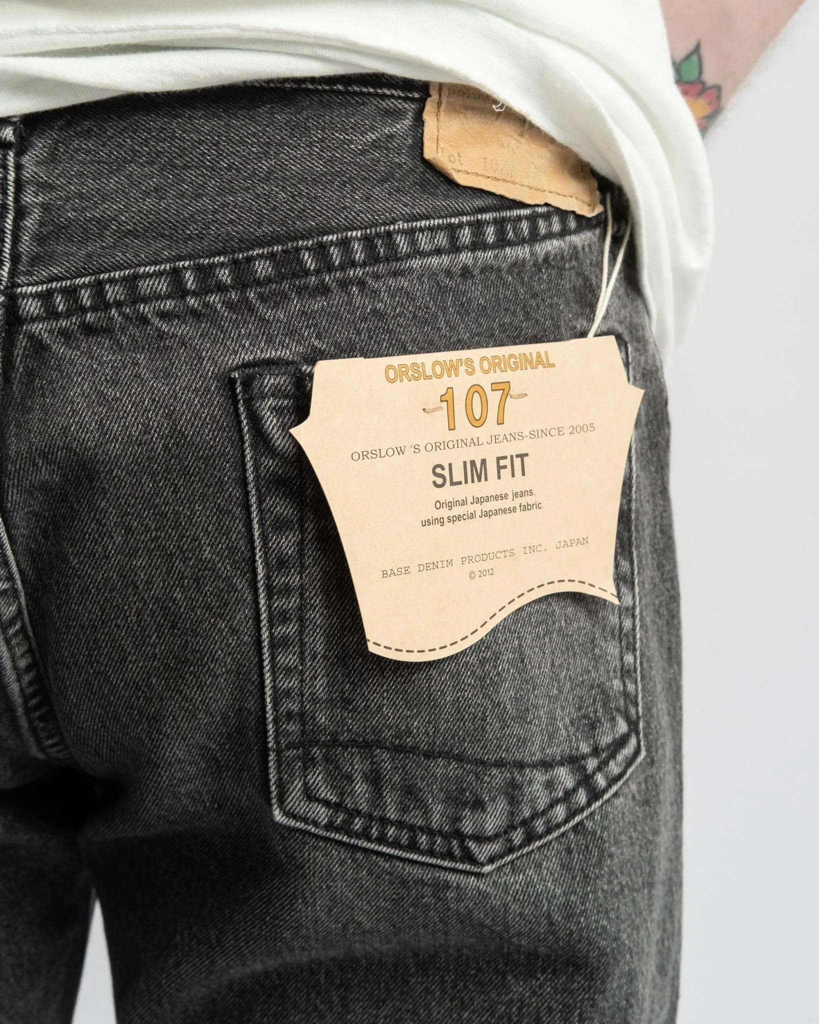 107 IVY FIT BLACK DENIM STONE WASH